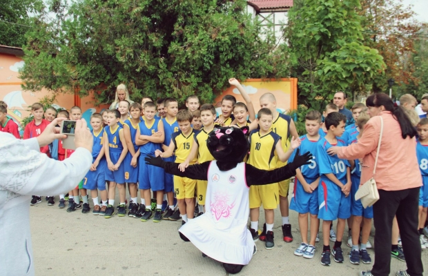 В Неклиновском районе стартовал традиционный турнир по баскетболу "Золотая осень"